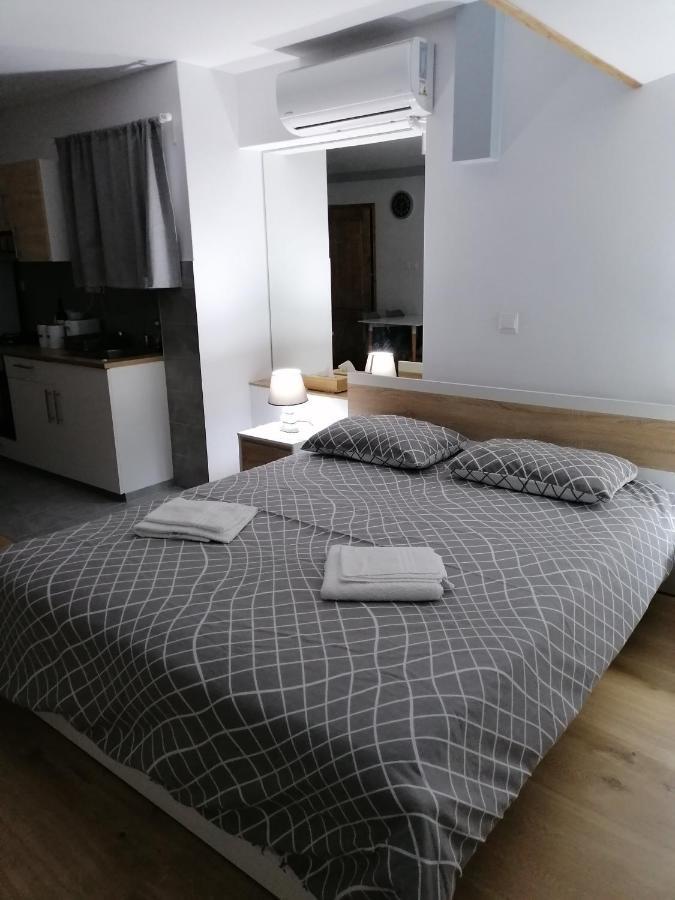 Natural Oak Studio By Emmelia Group Paphos ภายนอก รูปภาพ